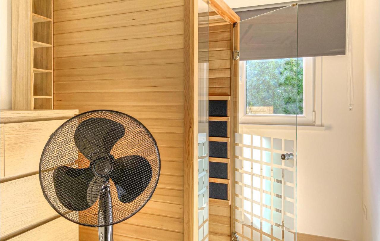 Cozy Home In Heinkenszand With Sauna Екстер'єр фото