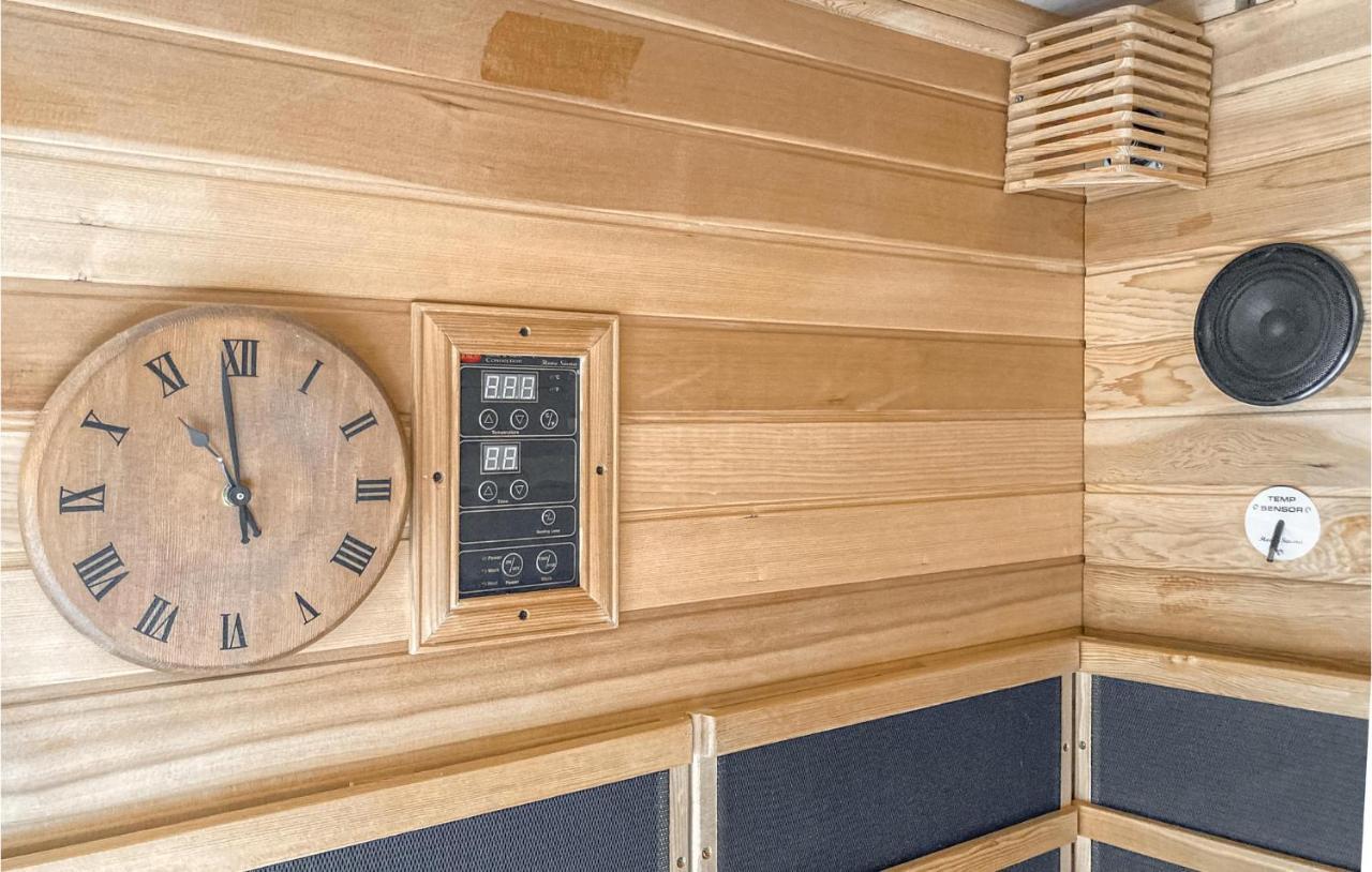 Cozy Home In Heinkenszand With Sauna Екстер'єр фото